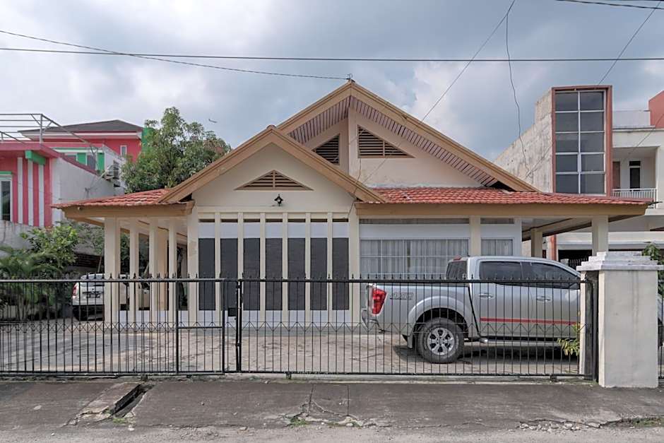 RedDoorz near RS Awal Bros Sudirman Pekanbaru