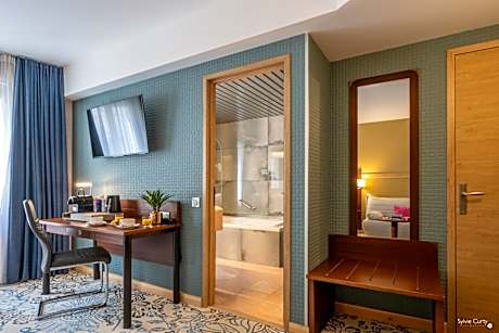 Junior Suite with Saint Nicolas street View
