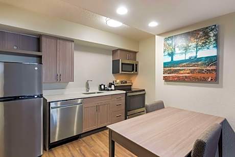 Accessible - Suite King Bed Mobility Accessible Communication Assistance Roll In Shower Full Kitchen