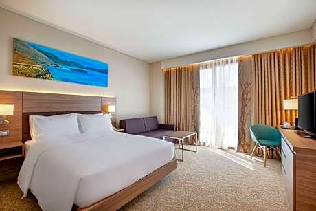 Queen Family Room With Balcony