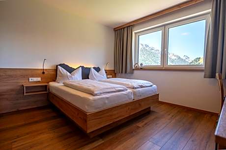 Apartment with Mountain View