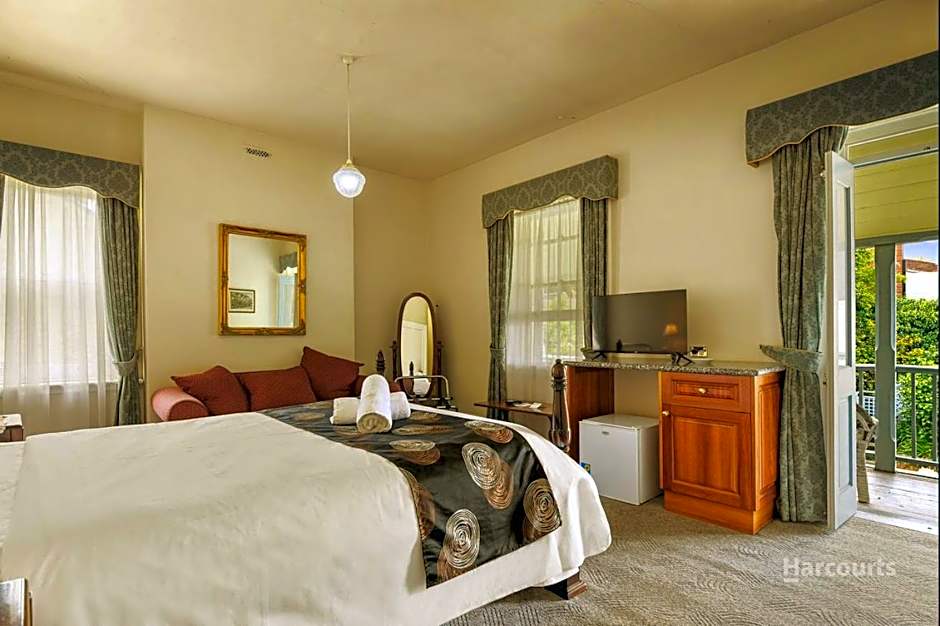 The Lodge on Elizabeth Bed & Breakfast