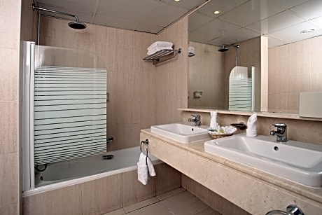 SUPERIOR OCEAN FRONT 3 ADULTS