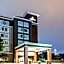 La Quinta Inn & Suites by Wyndham Arlington North Six Flags Drive