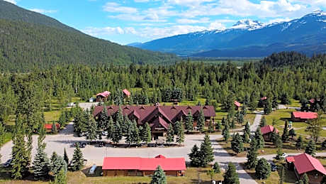 Glacier House Hotel & Resort
