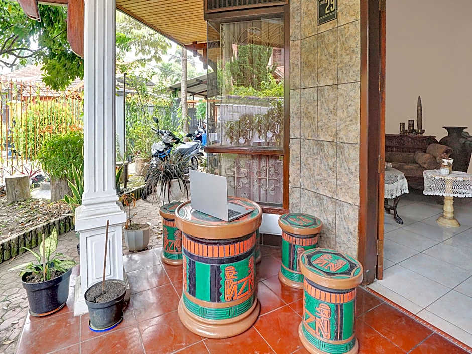 SPOT ON 90539 Taman Borobudur Guest House Syariah