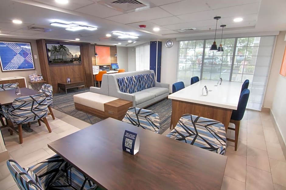 Holiday Inn Express and Suites Fort Lauderdale Airport West By IHG