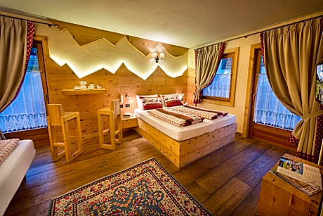 Superior Double Room with Balcony and Mountain View