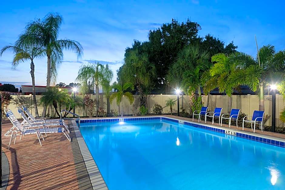 Super 8 by Wyndham Bradenton Sarasota Area