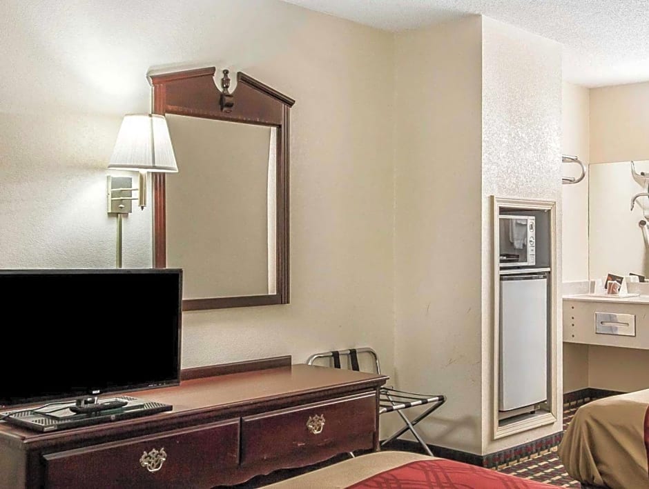 Econo Lodge Inn & Suites Tuscaloosa I-20