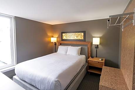 Mountain View Loft Suite with Balcony