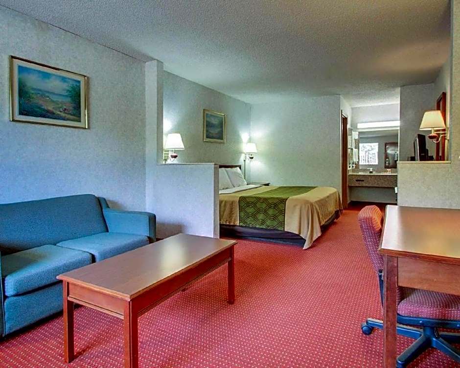 Econo Lodge Inn & Suites Forest
