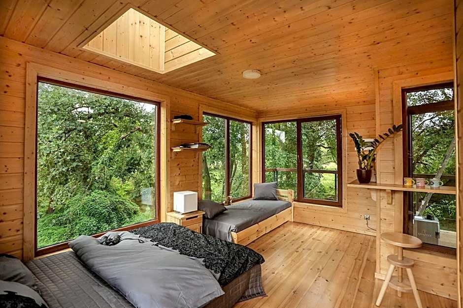 Domek na drzewie w Dolinie Uradu