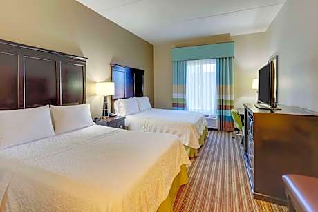 2 Qn Beds W/ Fridge/ Microwave Nonsmok