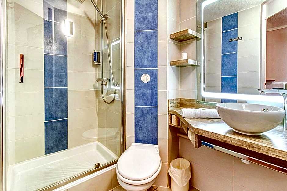 Brit Hotel Confort Pau Lons