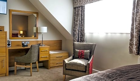 1 King Bed Non-Smoking Superior Room Convertible Into Two Twin Beds