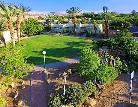 קיבוץ אילות - חדרי אירוח עם בריכה משותפת