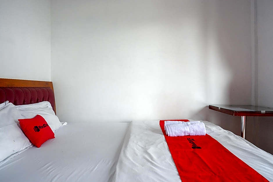 RedDoorz near Alun Alun Wonosobo 2