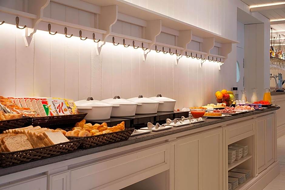 AC Hotel by Marriott Victoria Suites