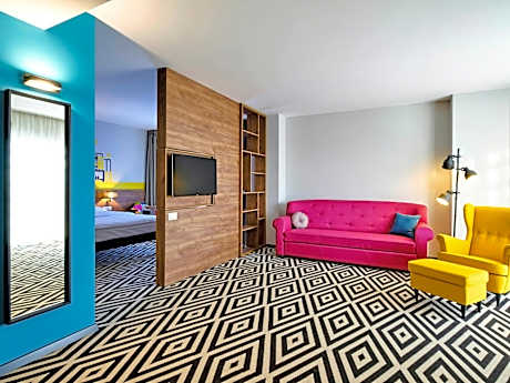 Spacious apartment with living room and bedroom with 1 double bed and 1 sofa for 2 people