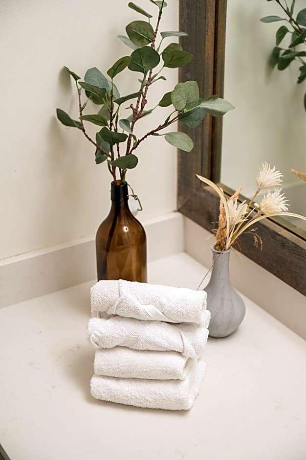 Group Stays - Large Renovated Apartment with Pool and Hot Tub