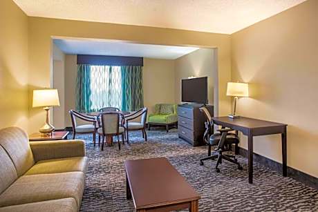 King Suite with Pool View - Non-Smoking