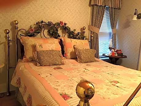 Country Cottage Room #5-Queen-Ensuite-Deluxe-Woodland view