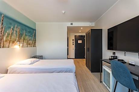 Twin Room with Garden View Balcony