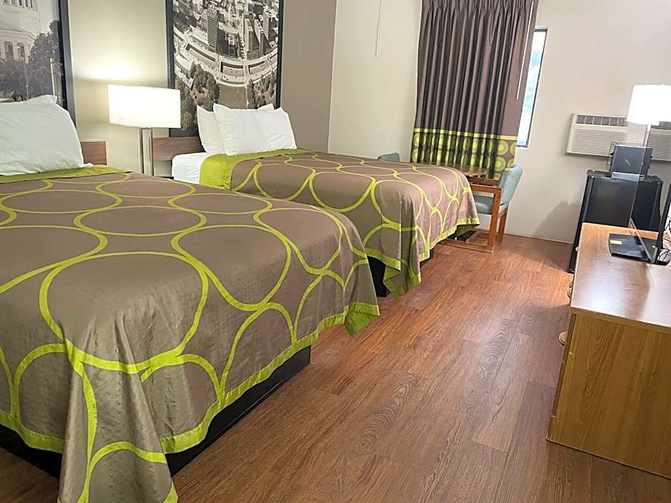 Super 8 by Wyndham Eureka/Six Flags Nearby