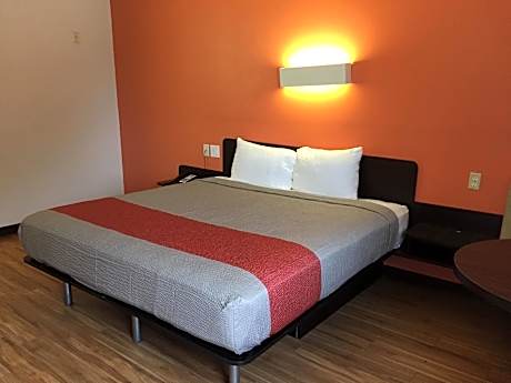 1 King Bed | Non-Smoking, Micfridge