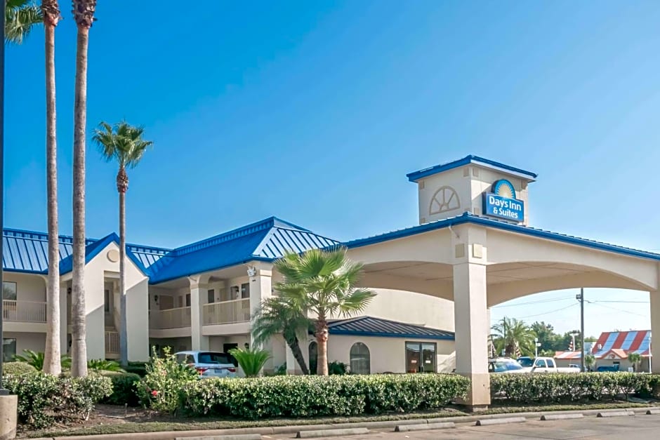 Days Inn & Suites by Wyndham Winnie