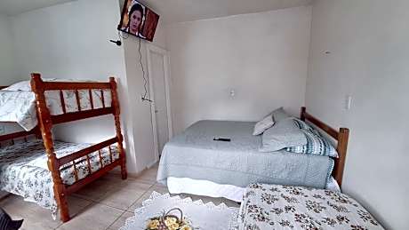 KITNET S1 em TORRES-RS - Na mais bela praia Gaúcha - Cozinha - Banheiro - Ar condicionado - TV e Wi-Fi - Estacionamento - Anfitriã Superhost no BnB