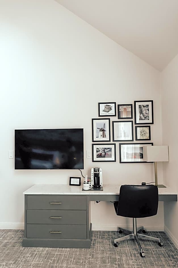 Vinland Hotel and Lounge