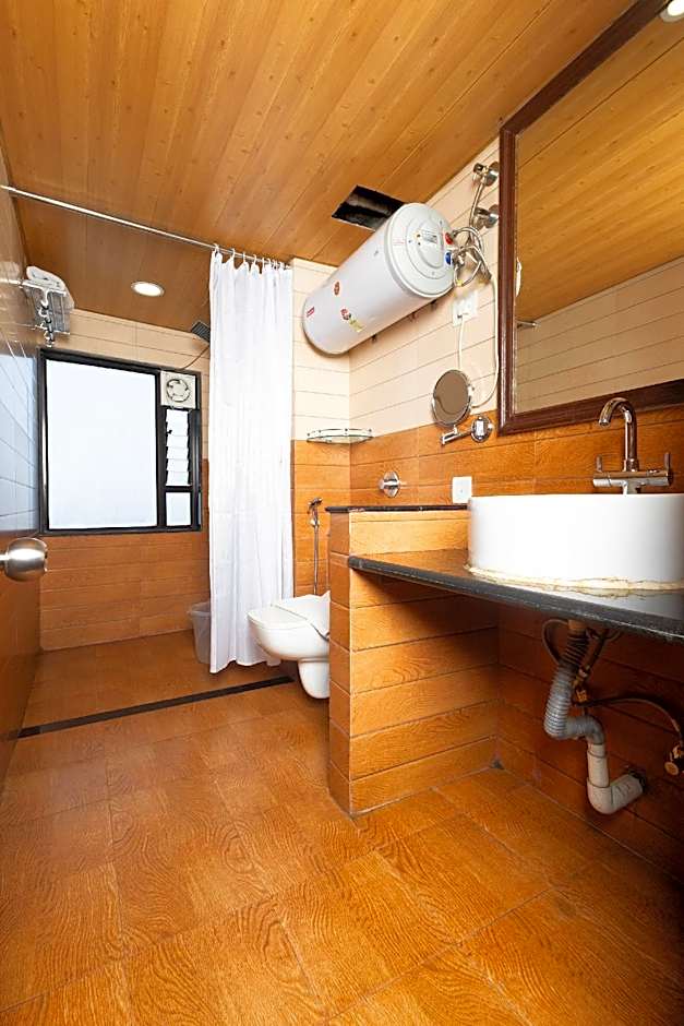 Sumitel Hotel 500 meters from Mall Road