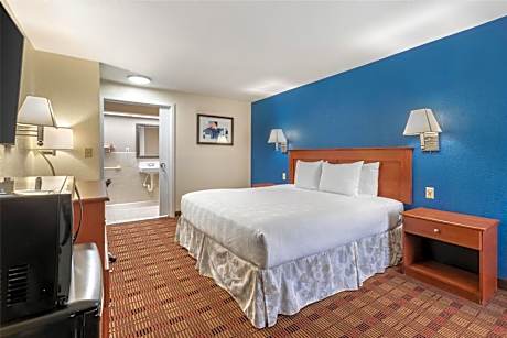 King Room with Roll-In Shower - Disability Access