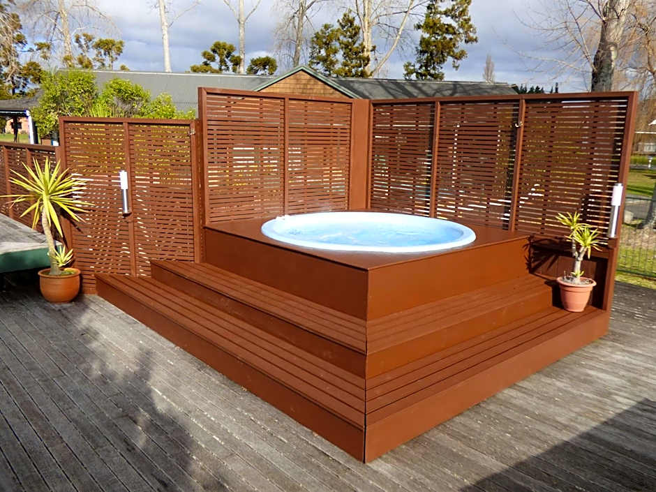 Cedarwood Lakeside Motel & Conference Venue