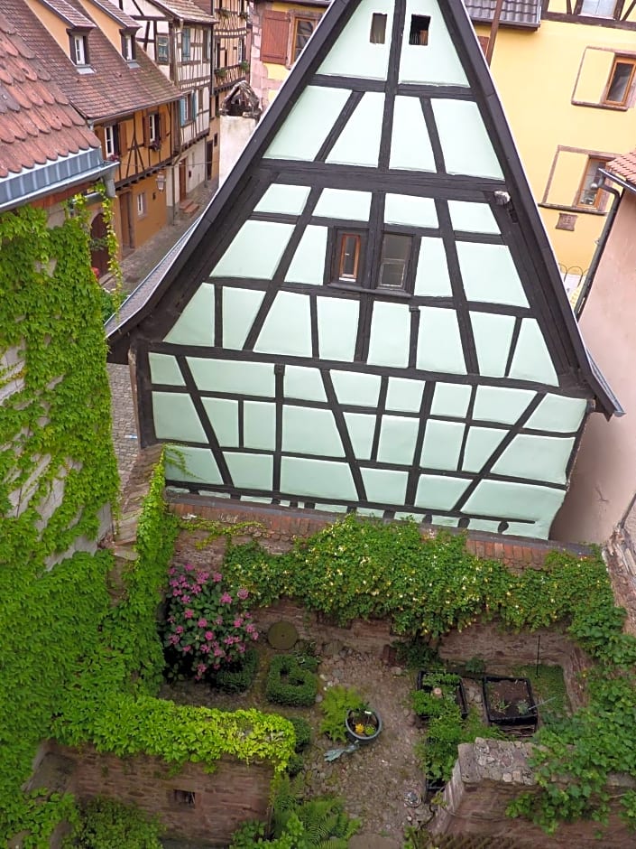 ADRIHOF à Riquewihr, Cour de l'Abbaye d'Autrey