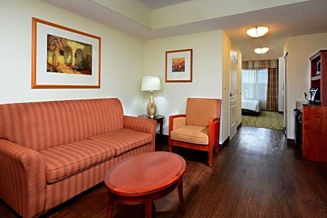 1 King Mobility/Hearing Accessible Ri Shwr