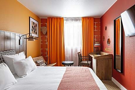 1 Queen Bed Non-Smoking Comfort Room Courtesy Tray Iron And Ironing Board