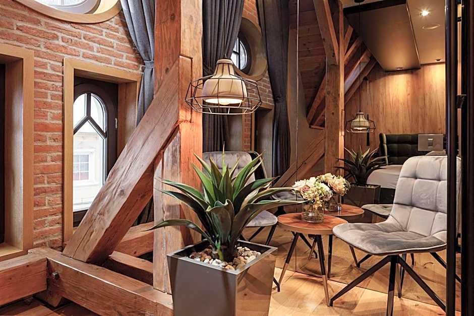 SCHUSTER Boarding House