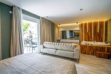 Deluxe Room with Jacuzzi and Garden View