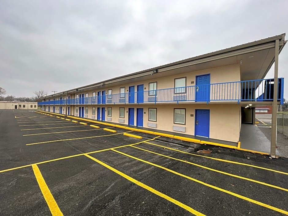 Super 8 by Wyndham Paducah I-24 Exit 4