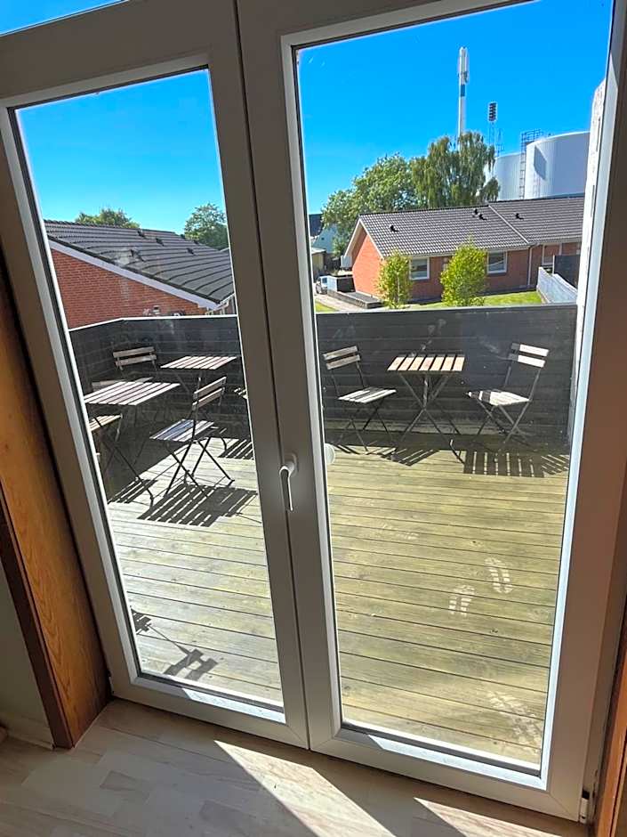 Folsted - Værelse 204 med eget badeværelse og fri parkering