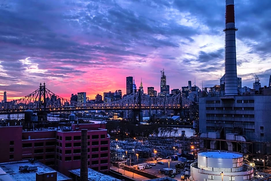 La Quinta Inn and Suites by Wyndham Long Island City – New York, NY