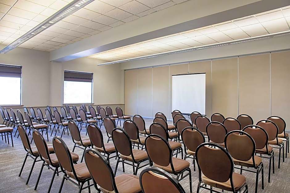 Days Inn & Suites by Wyndham West Edmonton