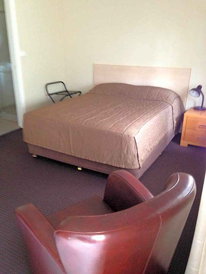 Francis Phillip Motor Inn and The Lodge