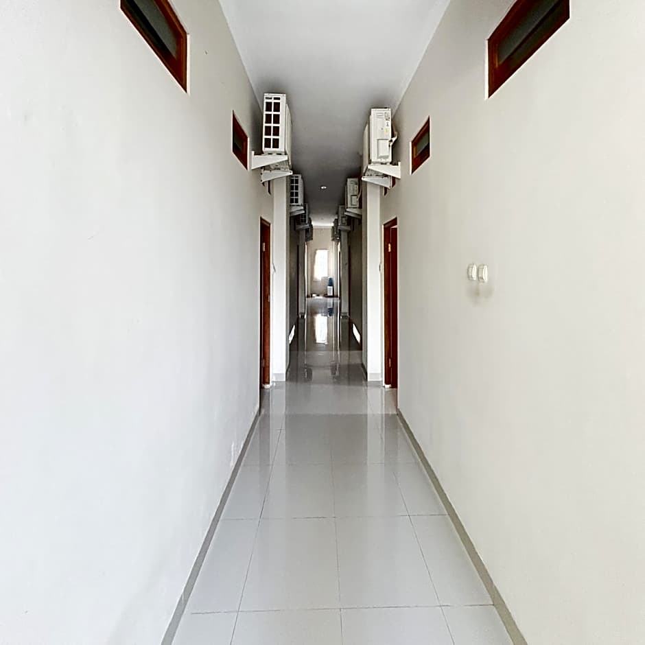 Queen Belt Mitra Reddoorz