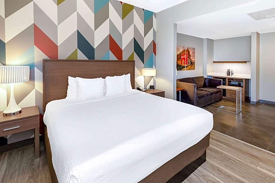 La Quinta Inn & Suites by Wyndham Tulsa Downtown - Route 66