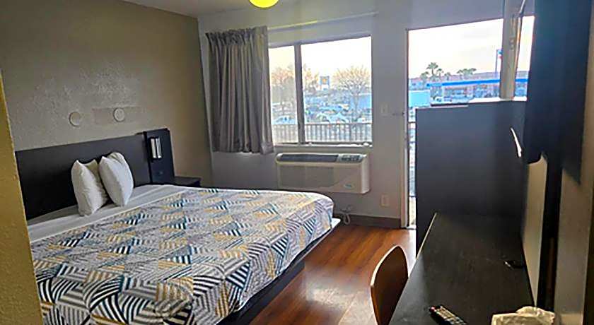 Super 8 by Wyndham Tracy