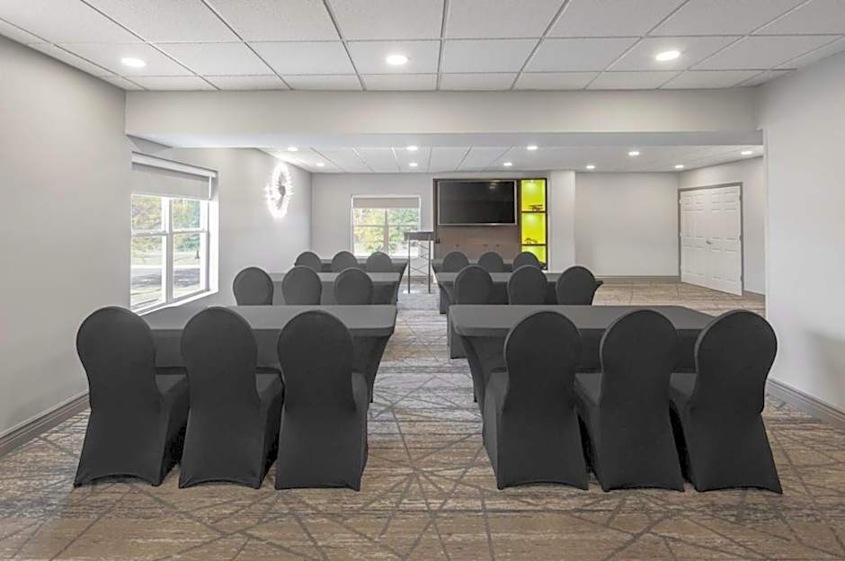 La Quinta Inn & Suites by Wyndham Lexington Park